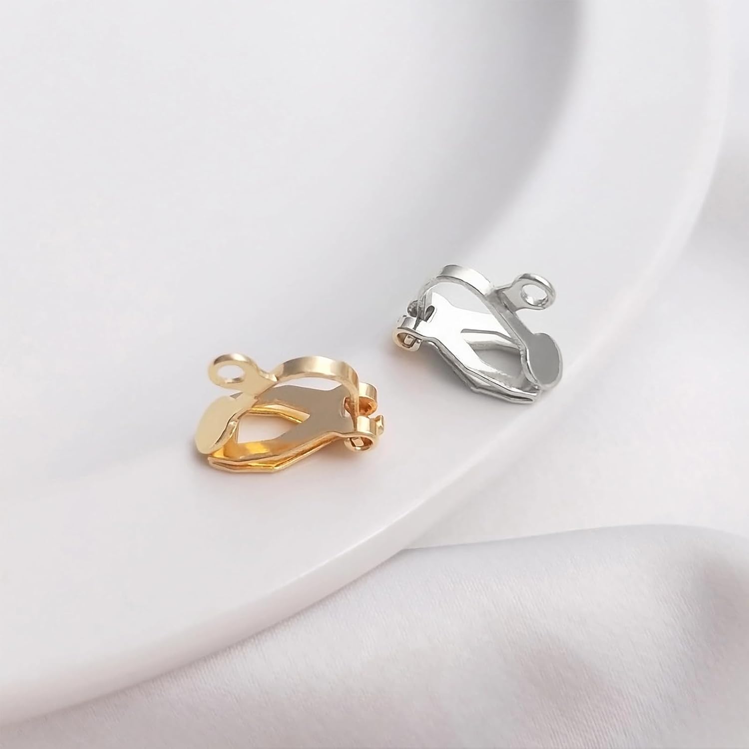 Hmeisweetピアス イヤリングコンバーター ジュエリー40個と痛み止めパッド40個 手芸 手作り用 パーツ イヤリング 耳穴なし (三角耳かき ゴールド+シルバー)