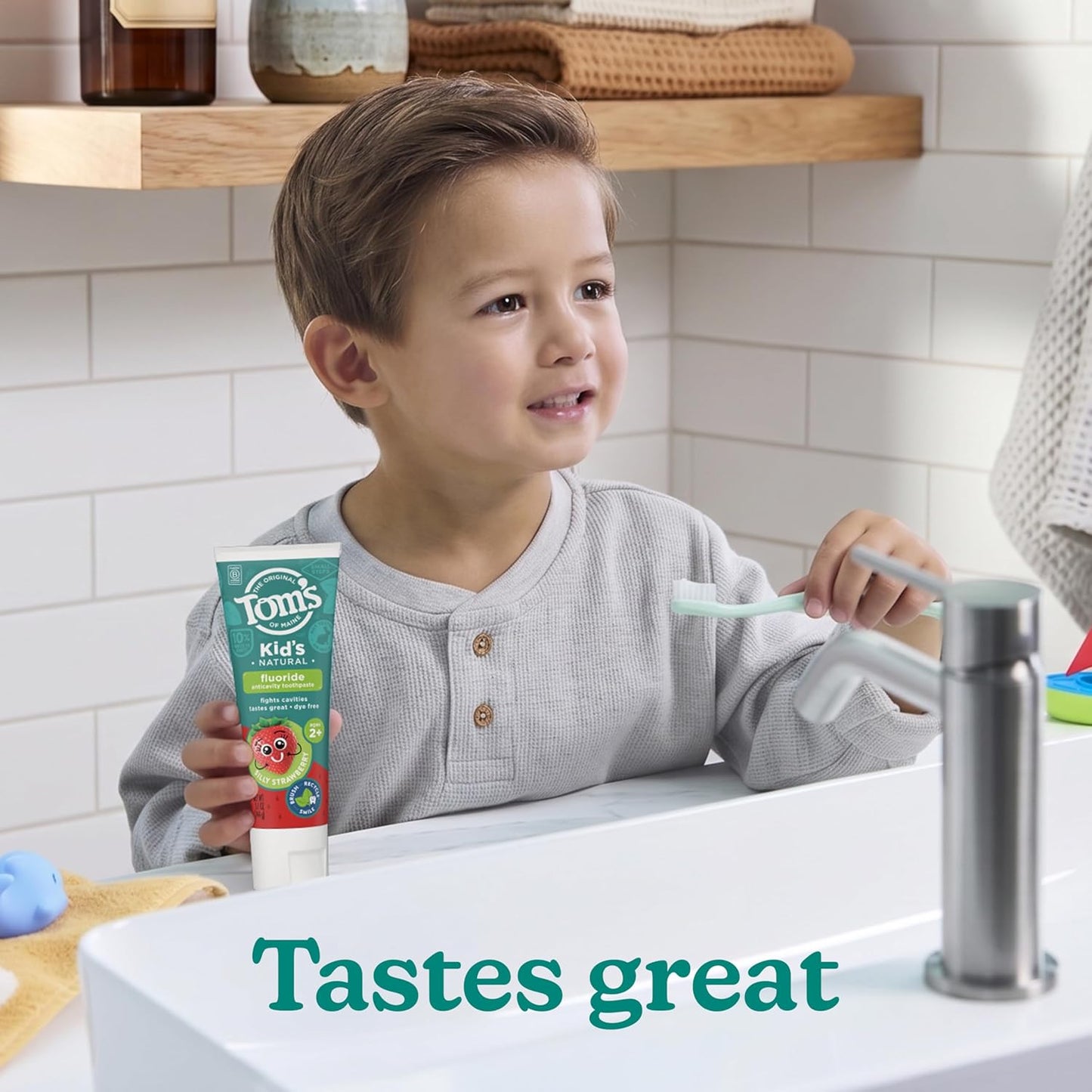 Tom's of Maine Pasta dental con flúor aprobada por la ADA, pasta de dientes natural, sin tintes, sin conservantes artificiales, fresa tonta, 5.1 onzas, paquete de 3 (el embalaje puede variar)