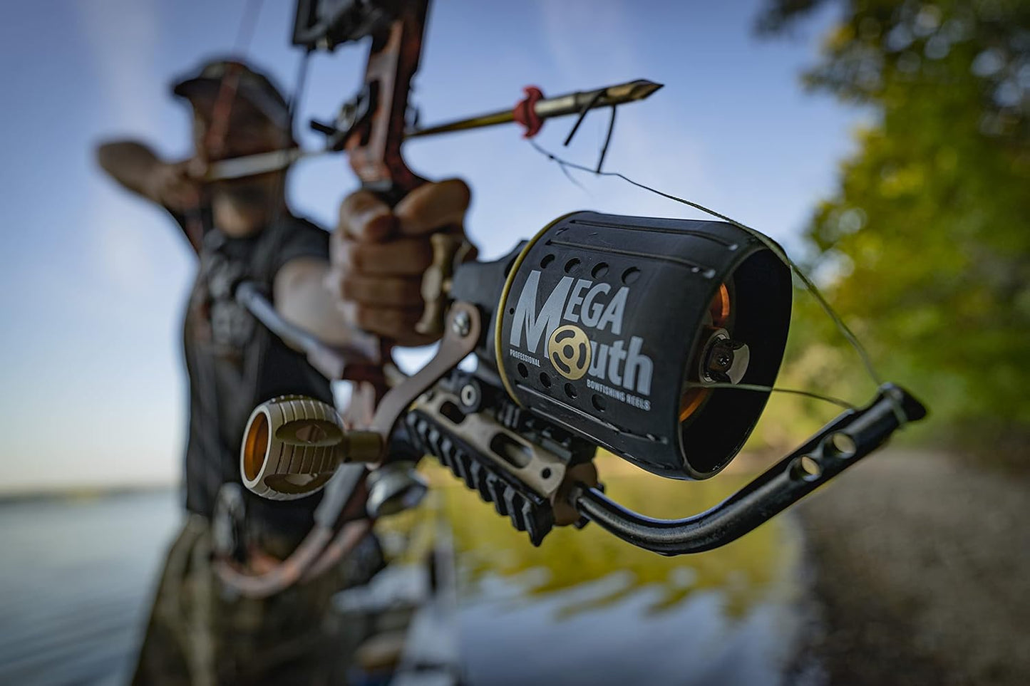 Mega Mouth 2.0 Professional Bow Fishing Reel - The First Free Spool Spincast Style Bow Fishing Reel