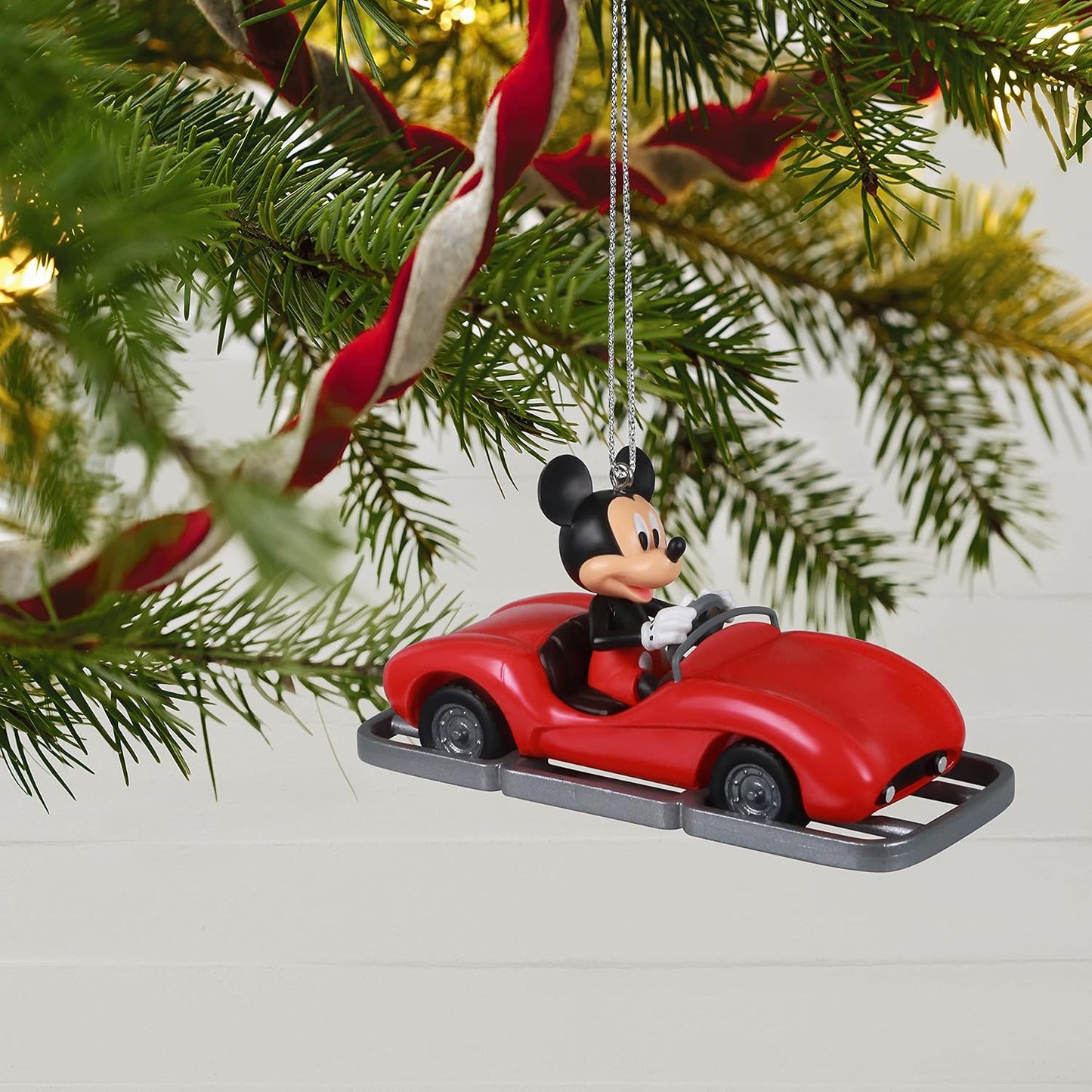 Hallmark Keepsake Adorno de Navidad 2021, Disney Autopia Mickey Mouse ¡Una autopista futurista para la diversión!