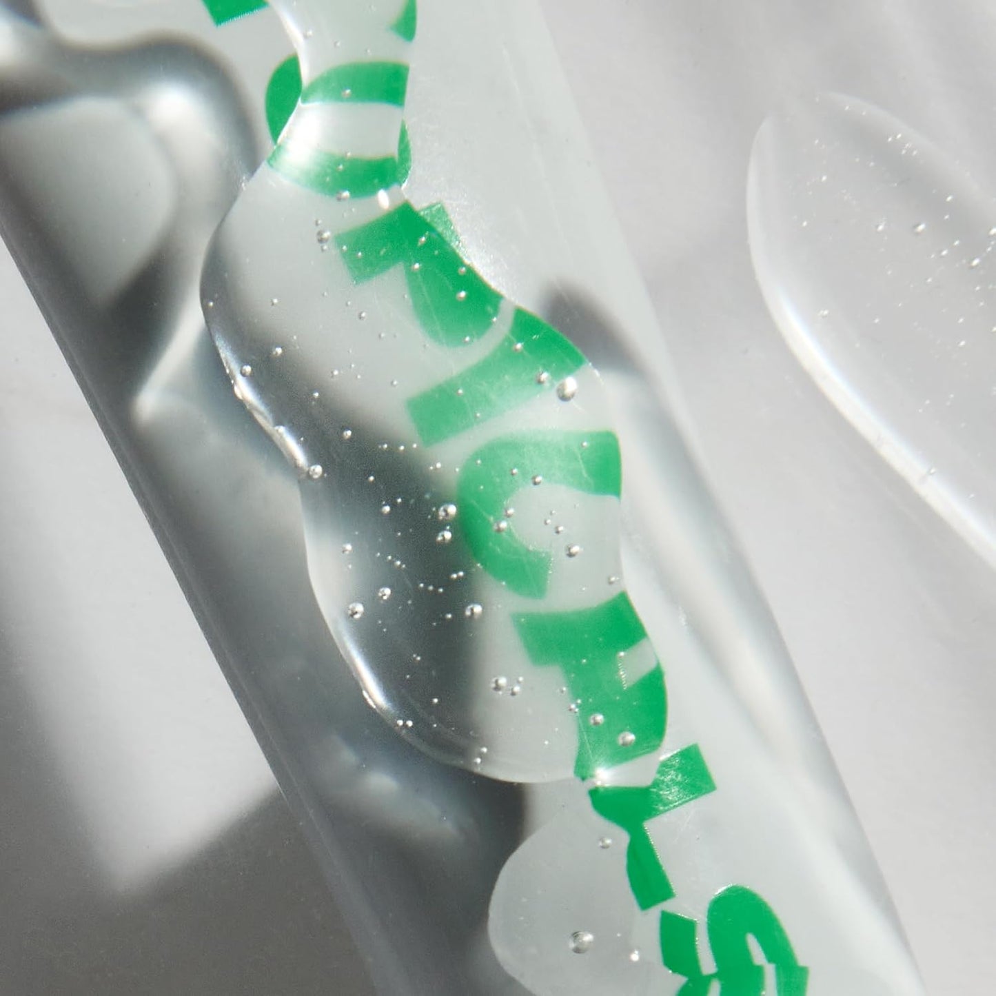Topicals Slick Salve Mint Glossy Lip Balm | Alivia las molestias, fortalece la barrera y proporciona hidratación y alivio duraderos, fórmula vegana sin parabenos con ácido hialurónico y ceramidas (0.5