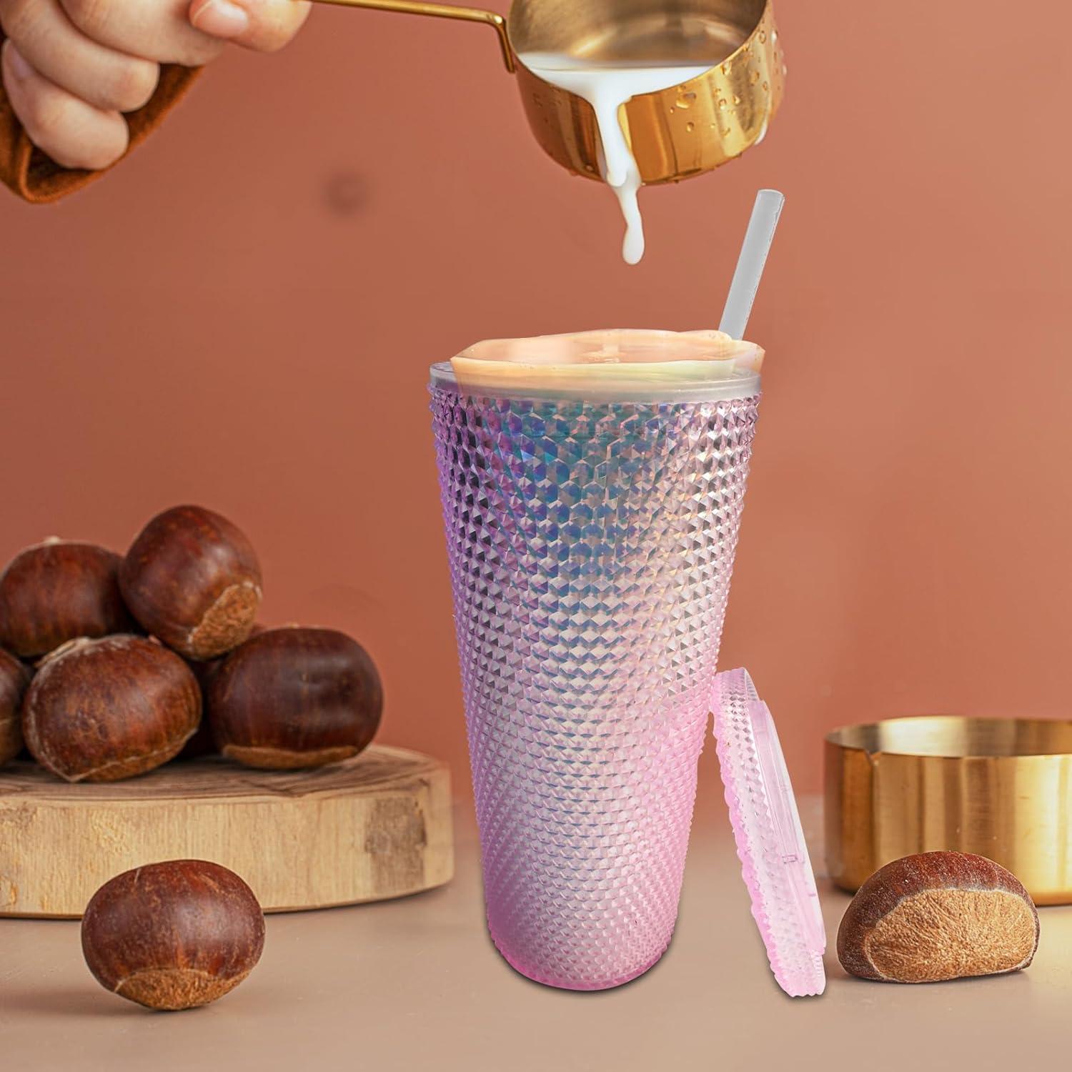 Vaso con Tachuelas con Pajita, Vasos con Tapas y Pajitas, Vaso Rosa con Pajita, Vaso Texturizado Sin BPA de Plástico de Doble Pared para Café Helado, Bebidas Frías o Agua 24 oz