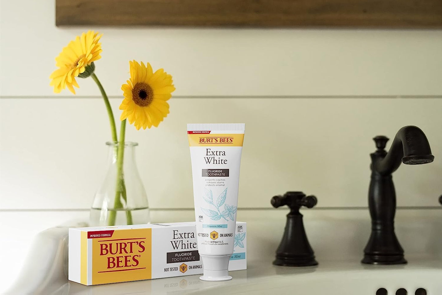 Pasta de dientes Burt's Bees Extra White, pasta de dientes con flúor, sabor natural, menta de montaña, 4.7 oz, paquete de 3