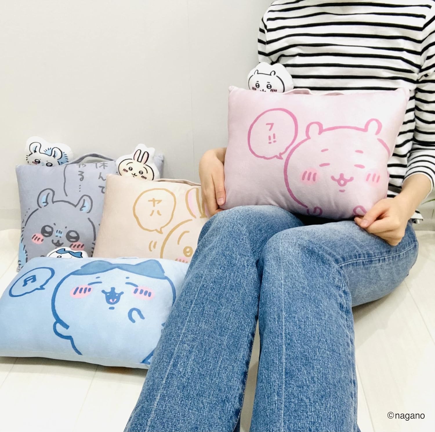 MORIPiLO Hugging Pillow, Chiikawa Small and Cute Pillow, Mascot with Handle, Compact, Cushion, Goods, Plush, Nap Pillow, 11.0 x 15.4 x 3.5 inches (28 x 39 x 9 cm), Pink, Character Pillow, Morishita