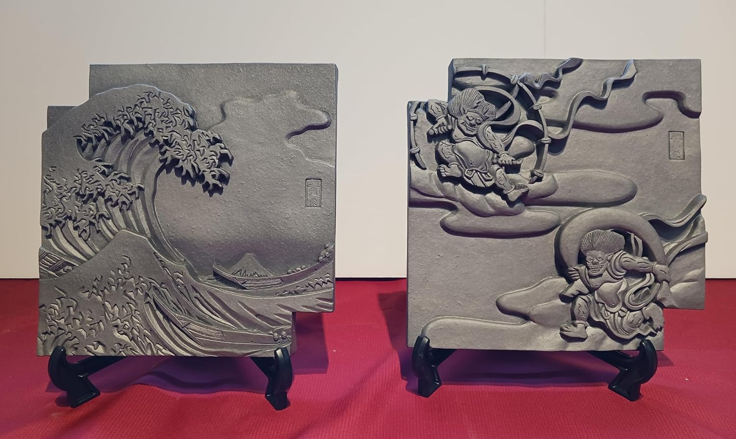 壁掛けアート作品 伝統工芸品（三州鬼瓦） 俵屋宗達『風神雷神図屛風』 和モダン、リビング、ベットルーム、玄関、部屋飾り W×18.5㎝ H×18.5㎝ D×2.0㎝（送料無料商品）