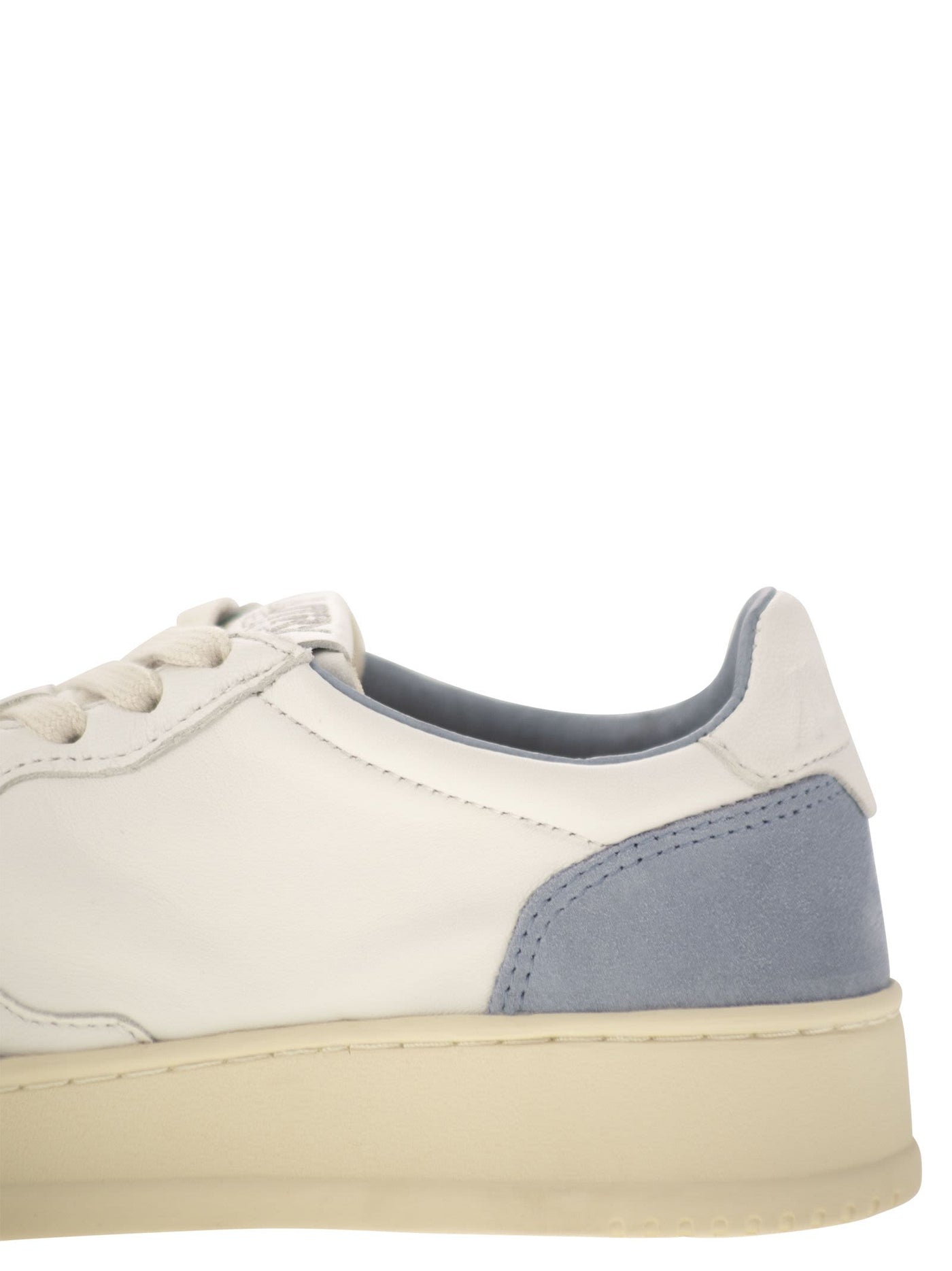 Autry Medalist Low White LeatherとSuede Sneakers In Powder - Image 7