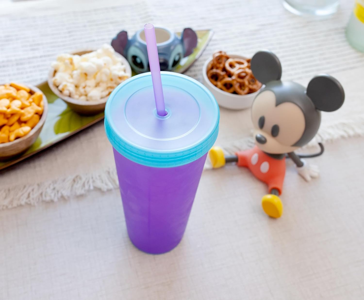 Disney Vaso de viaje de plástico que cambia de color de Mickey Mouse del 100 aniversario, incluye popote reutilizable y tapa resistente a fugas, capacidad para 20 onzas