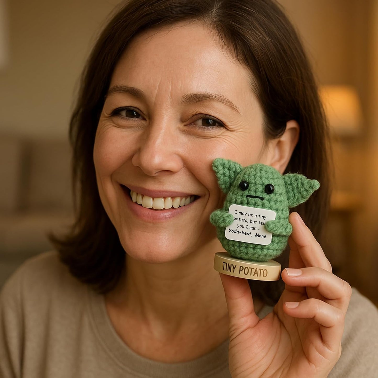 Regalo para mamá - Crochet positivo de Baby Yoda con 30 divertidas tarjetas de apreciación para madres - Regalo de cumpleaños de Star Wars para mamá de hija, hijo, niños - El mejor regalo de broma