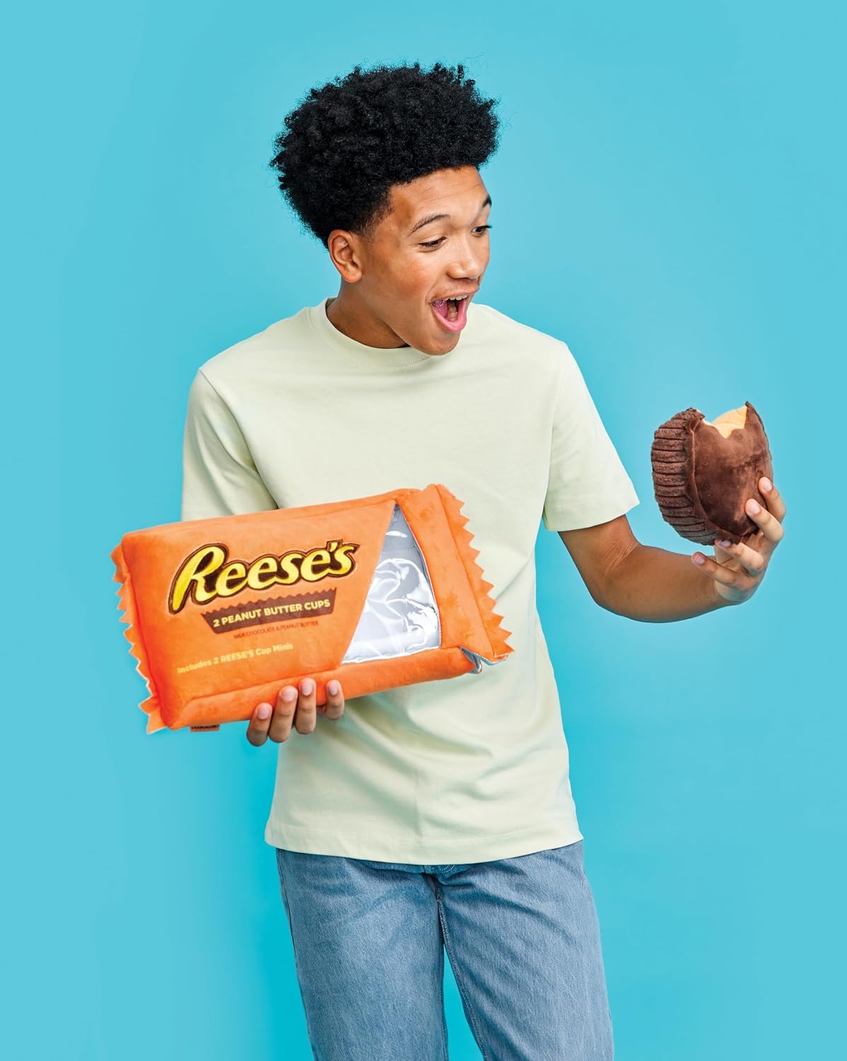 iscream Reese's Peanut Butter Cups Package Juego de Almohadas de 19" x 8.5" con Dos Tazas de Peluche