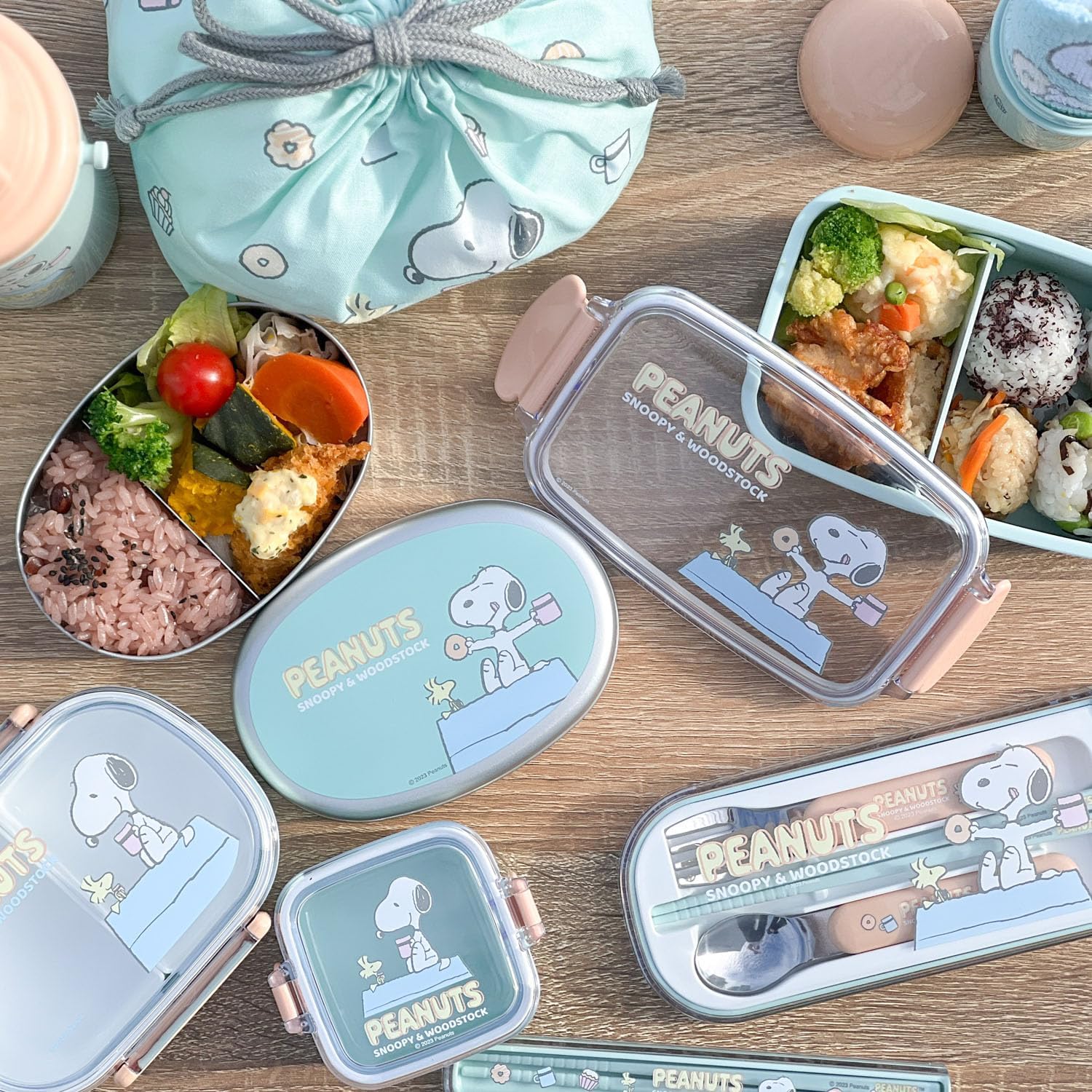 OSK (OSK) Bento Box Snoopy Lunch Box with Divider, 500ml, Made in Japan, Dishwasher Safe, Microwave Compatible, 2-Piece Lock, Gasket Included, Leak-Proof, Stylish, Cute, Antibacterial, Unisex, for
