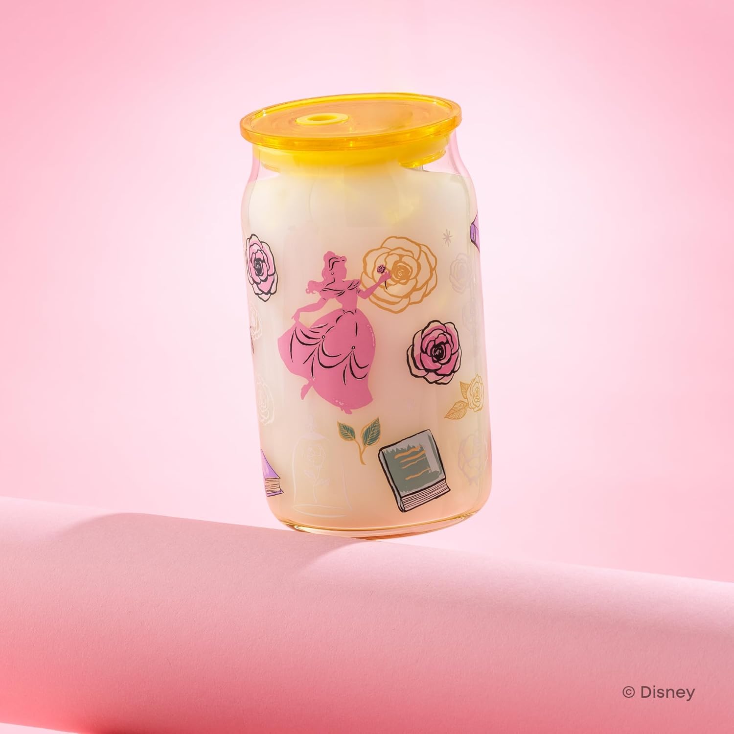 JoyJolt Tazas de vidrio con íconos de princesas Disney con tapas y popotes, tazas de vidrio de 16 oz con tapas y popotes con las princesas Jasmine, Ariel, Cenicienta y Bella, 4 piezas de vasos con