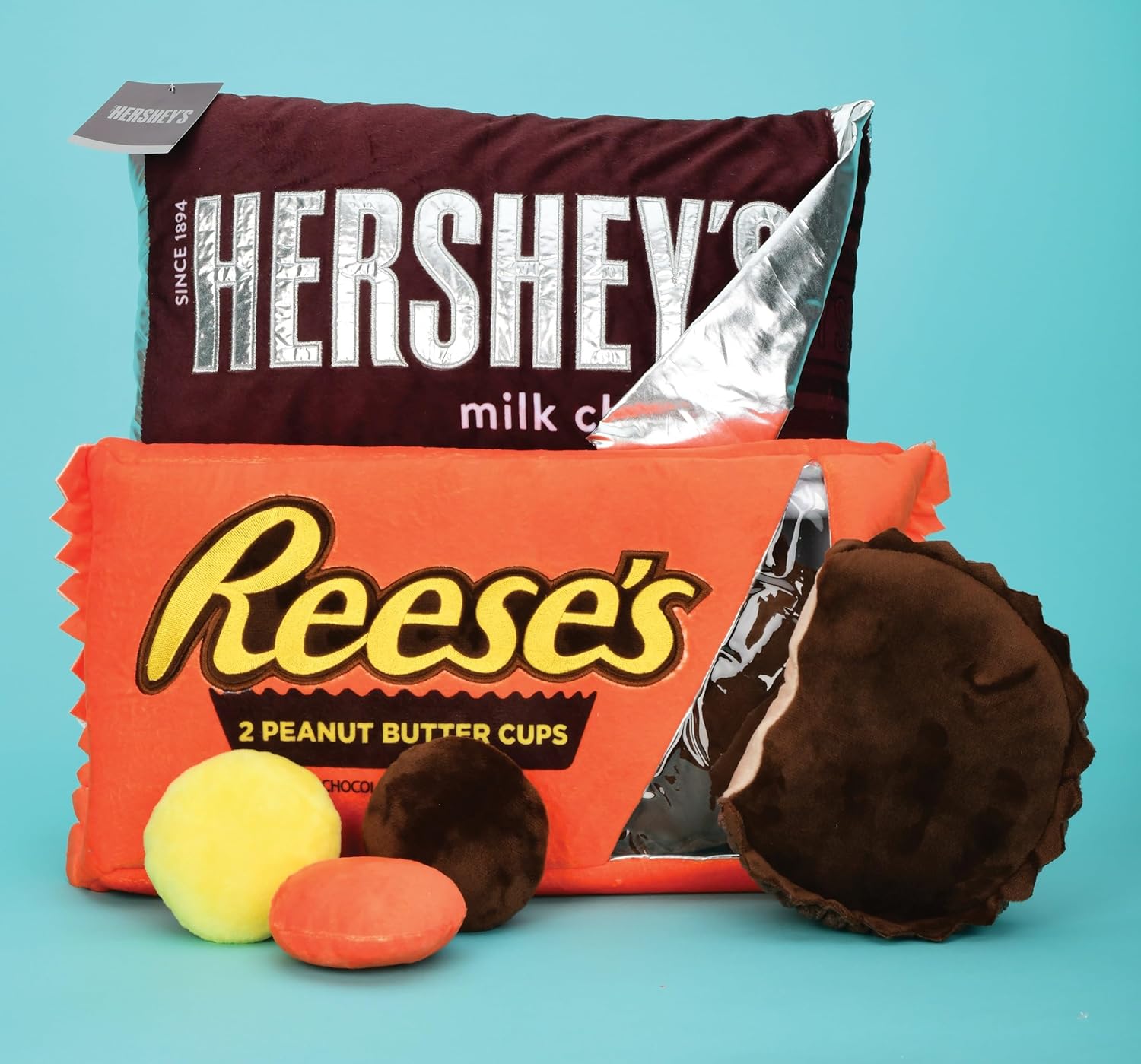 iscream Reese's Peanut Butter Cups Package Juego de Almohadas de 19" x 8.5" con Dos Tazas de Peluche