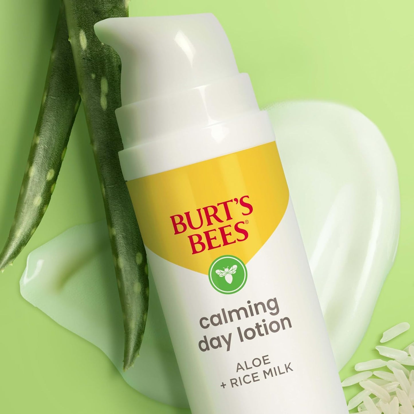 Burt's Bees - Loción facial calmante de día con aloe y leche de arroz, loción facial calmante para piel sensible, 98.9 por ciento de origen natural para el cuidado de la piel, botella de 1.8 oz. 52.6