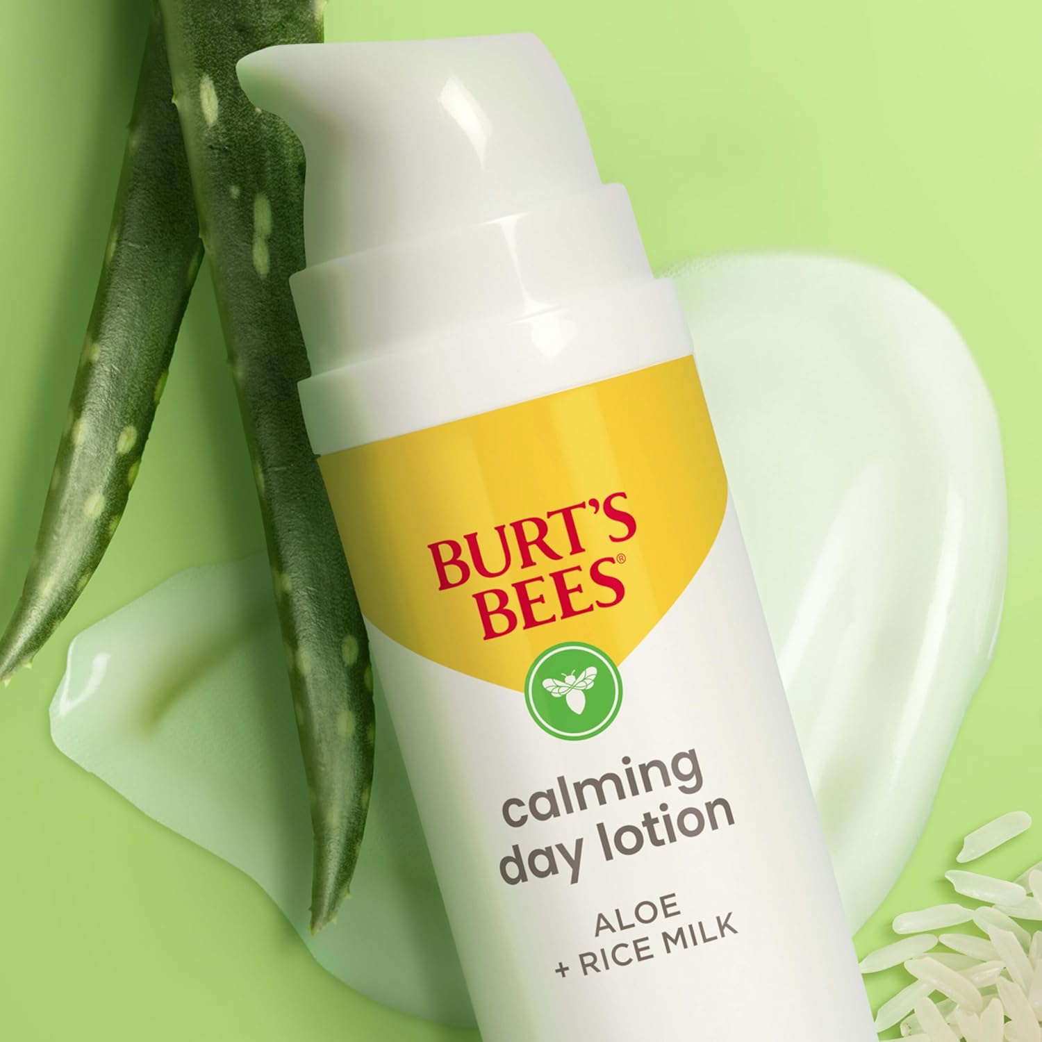 Burt's Bees - Loción facial calmante de día con aloe y leche de arroz, loción facial calmante para piel sensible, 98.9 por ciento de origen natural para el cuidado de la piel, botella de 1.8 oz. 52.6