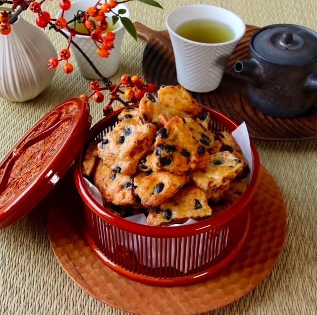 Iwatsuka Seika Black Bean Rice Crackers Soy Sauce Flavor 45g×10 bags