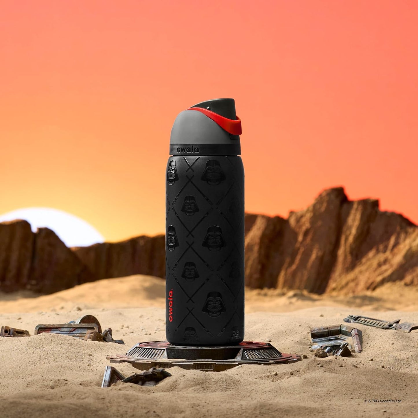 Owala Star Wars FreeSip - Botella de agua aislada de acero inoxidable con popote para deportes, viajes y escuela, botella de agua deportiva sin BPA, 32 onzas, Darth Vader