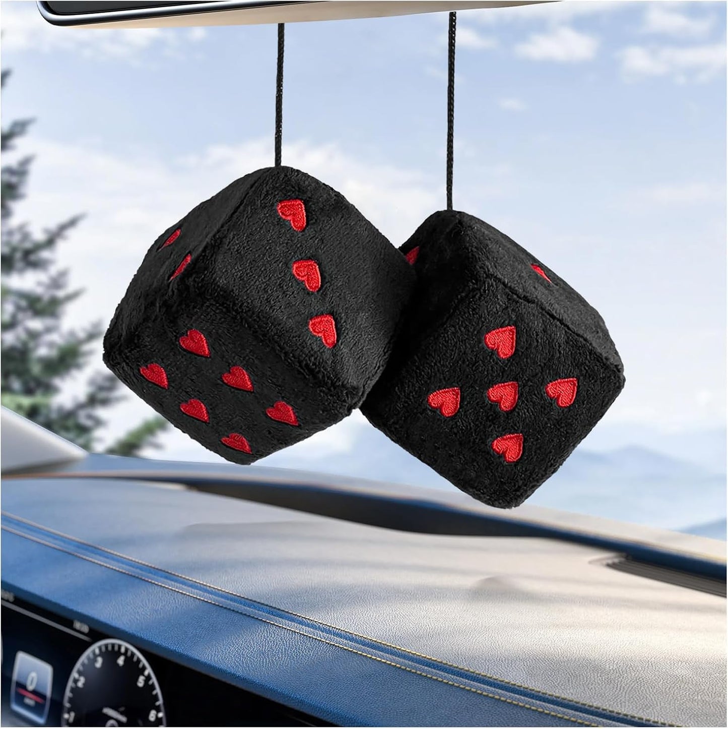 Par de dados de felpa mullidos para espejo de automóvil, 2.75 pulgadas, cuadrados, retro, suaves, adorno lindo con patrón de corazón, espejo retrovisor de felpa universal para mujeres y hombres