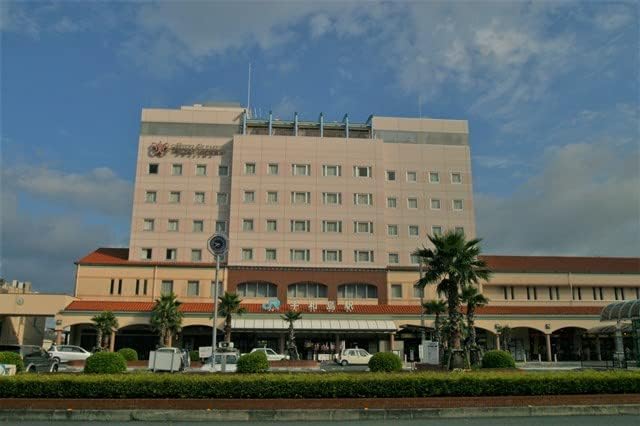 【日本の風景／地名のポストカード】愛媛県宇和島市 昼下がりの宇和島駅 淡桃のホテル 赤い瓦庇 植栽 青空 はがき お土産 ハガキ 撮影/MIRO