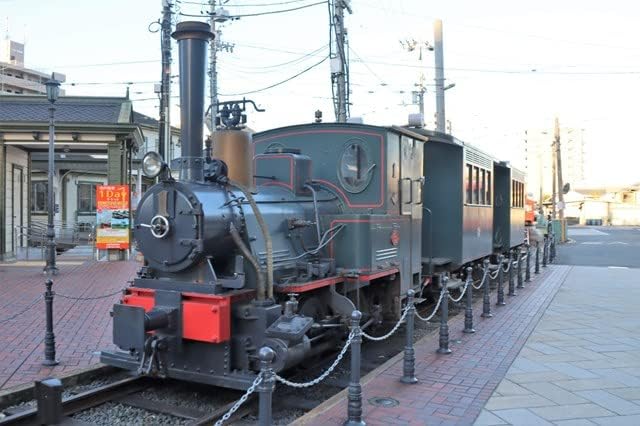 【鉄道のポストカード】愛媛県松山市 坊っちゃん列車の黒い蒸気機関車 停車場に佇む朝の情景 はがき お土産 ハガキ 撮影/MIRO