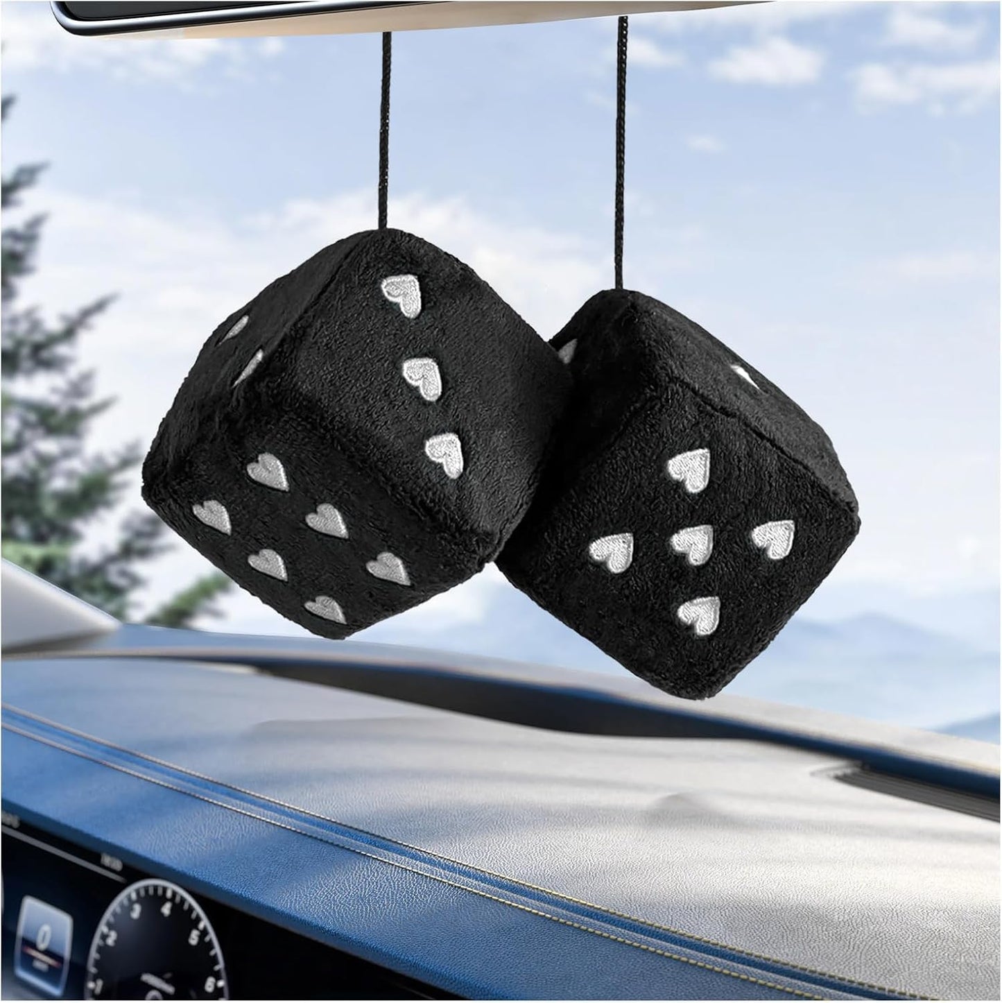 Par de dados de felpa mullidos para espejo de automóvil, 2.75 pulgadas, cuadrados, retro, suaves, adorno lindo con patrón de corazón, espejo retrovisor de felpa universal para mujeres y hombres