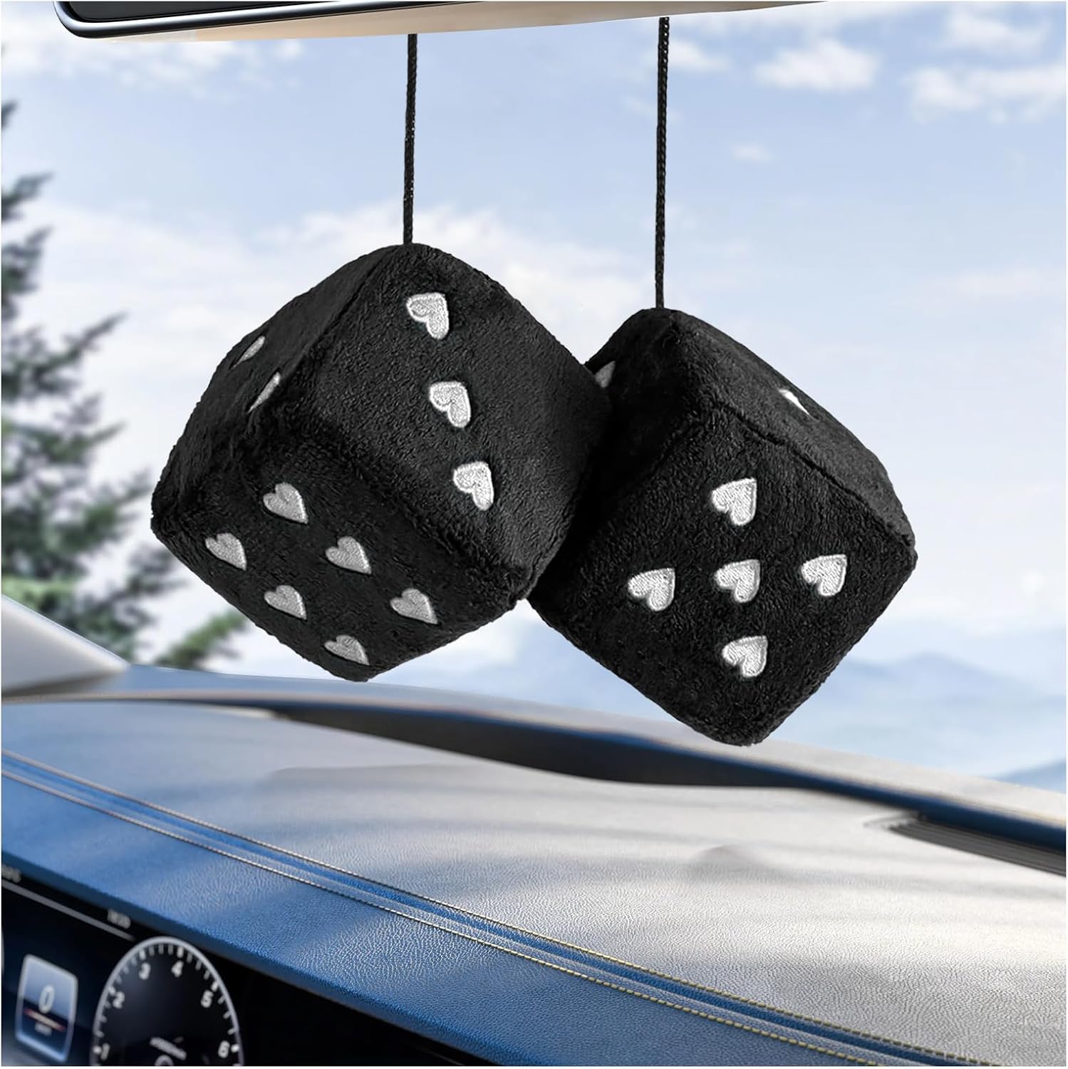 Par de dados de felpa mullidos para espejo de automóvil, 2.75 pulgadas, cuadrados, retro, suaves, adorno lindo con patrón de corazón, espejo retrovisor de felpa universal para mujeres y hombres