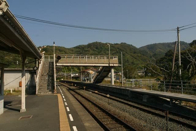【日本の風景／地名のポストカード】愛媛県宇和島市 伊予吉田駅のホーム 跨線橋 まっすぐな単線 緑の山 夏空 はがき お土産 ハガキ 撮影/MIRO