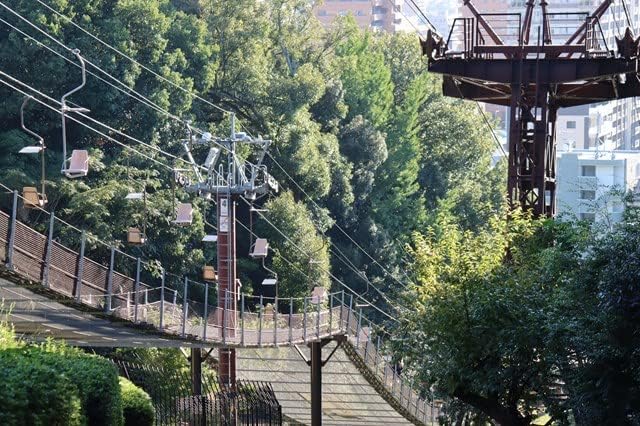 【日本の風景／松山のポストカード】愛媛県松山市 松山城へ登るリフト 深い緑の木立を抜ける長い索道の連なり はがき お土産 ハガキ 撮影/MIRO