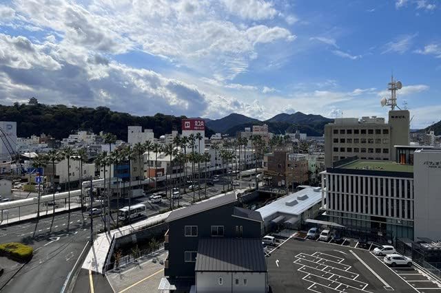 【日本の風景／愛媛県のポストカード】ビルが建ち並ぶ宇和島の市街地 椰子の木と遠くにそびえる宇和島城 はがき お土産 ハガキ 撮影/MIRO