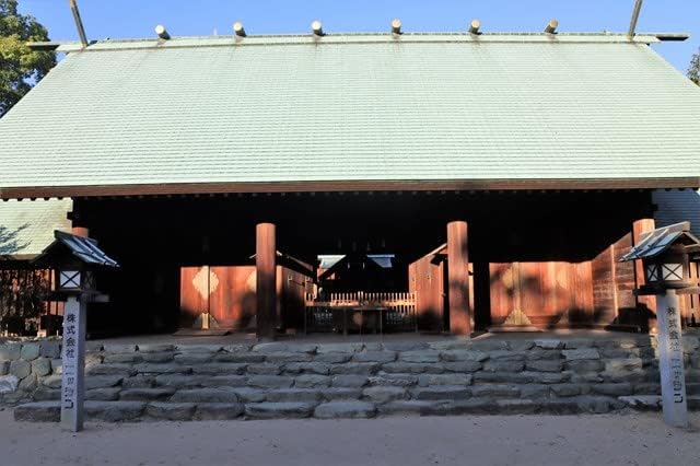 【日本の風景／愛媛のポストカード】愛媛県松山市東雲神社の柔らかな光を浴びる荘厳な社殿と石積みの階段 はがき お土産 ハガキ 撮影/MIRO