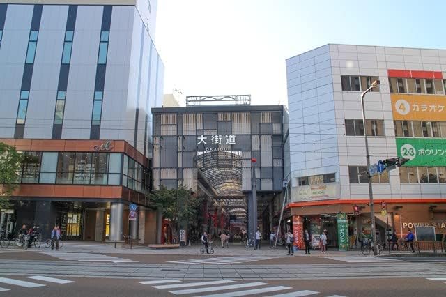 【日本の風景／地名のポストカード】愛媛県松山市 夕方の大街道アーケードの入口とにぎわう周辺の商店 はがき お土産 ハガキ 撮影/MIRO