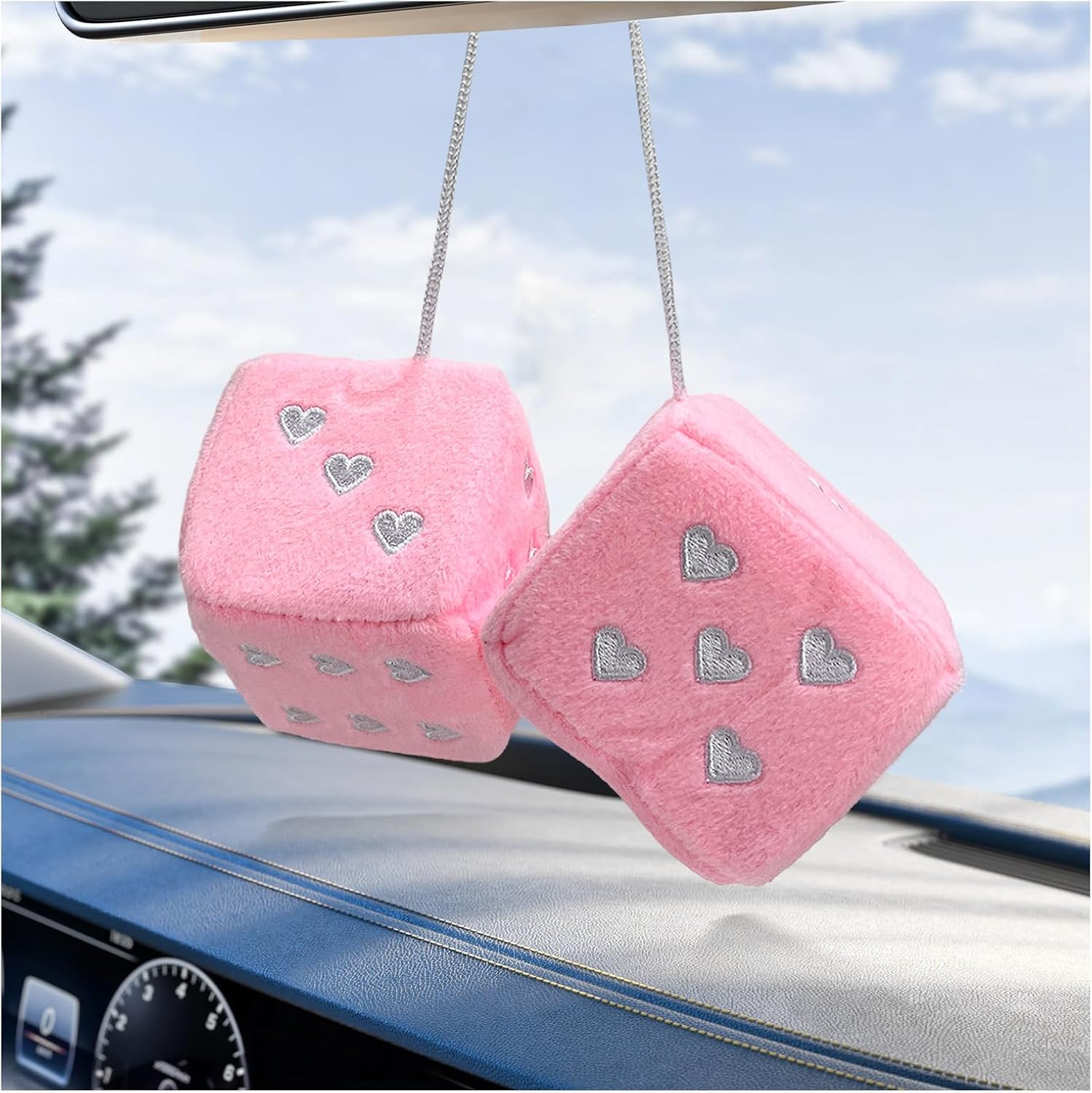 Par de dados de felpa mullidos para espejo de automóvil, 2.75 pulgadas, cuadrados, retro, suaves, adorno lindo con patrón de corazón, espejo retrovisor de felpa universal para mujeres y hombres