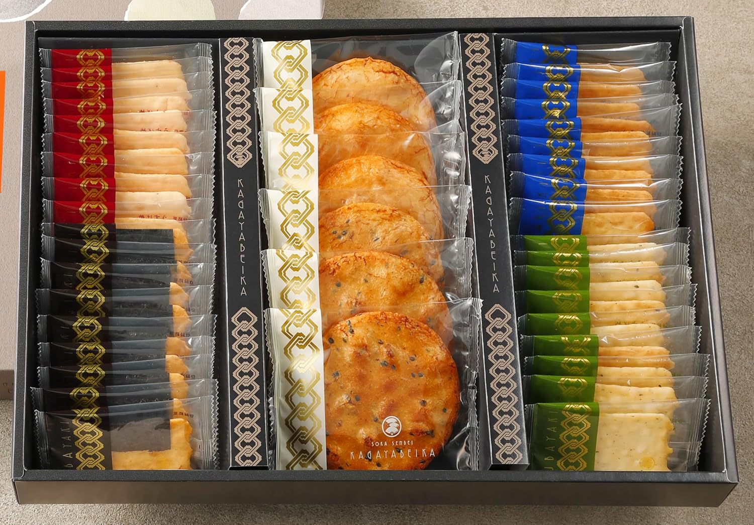 Kagaya Rice Sweets | お菓子や和菓子の詰め合わせとして、贈答や手土産、お中元・お歳暮などのシーズンギフトに最適な高級草加せんべいです。伝統の製法で焼き上げた味わいを丁寧な個包装でお届け。お礼やご挨拶の品にも最適です。
